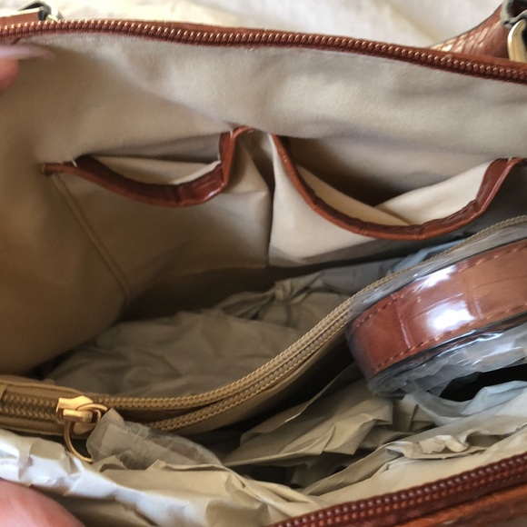 NWT Giani Bernini faux ostrich with multi pockets crossbody strap 13x9x5 - Picture 6 of 8